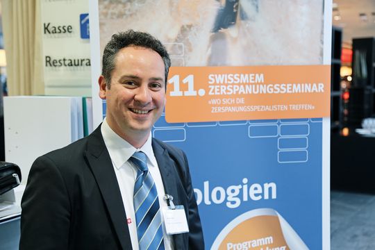 Gennaro Teta (Vice President, Kaiser Präzisionswerkzeuge AG) zeigte eindrücklich auf, wie mit einem Steilkegel mit Plananlage massiv bessere Schnittdaten gefahren werden können. Gennaro Teta (Vice President, Kaiser Präzisionswerkzeuge AG) zeigte eindrücklich auf, wie mit einem Steilkegel mit Plananlage massiv bessere Schnittdaten gefahren werden können.