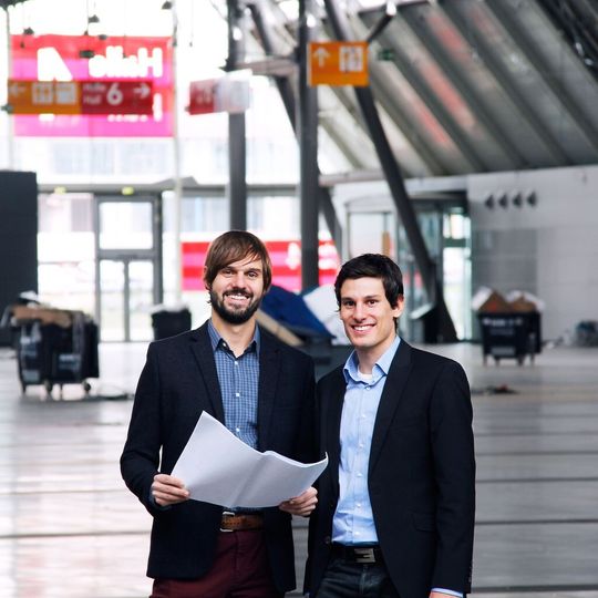 Die Moulding-Expo-Macher von links: Florian Niethammer und Florian Schmitz. Die beiden Projektleiter der Moulding Expo, betonen einen der wichtigsten Aspekte bei den Vorbereitungen: „Mit den ausstellenden Unternehmen muss gemeinsam eine Messe nach deren Anforderungen gestaltet werden.“