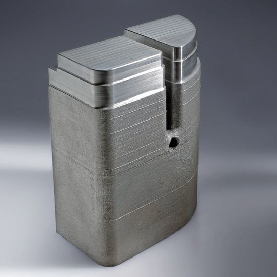 Werkzeugeinsatz, hergestellt mit dem Kombinationsverfahren aus Selective Laser Melting und Gießen. Werkzeugeinsatz, hergestellt mit dem Kombinationsverfahren aus Selective Laser Melting und Gießen.