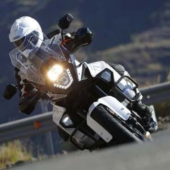 Die Karten im Adventure-Bereich werden neu gemischt: die KTM 1290 Super Adventure greift (wieder einmal) die BMW R 1200 GS an. Die Karten im Adventure-Bereich werden neu gemischt: die KTM 1290 Super Adventure greift (wieder einmal) die BMW R 1200 GS an.