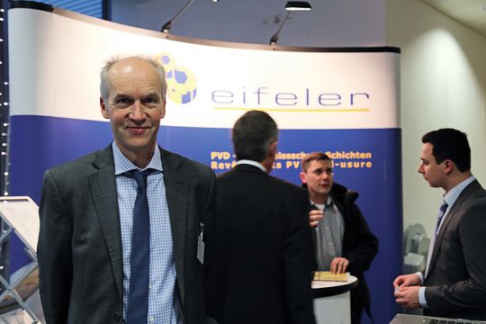 Nach Aussage von Dr. Eckard Voss (CEO Eiffeler Group) zeichnen sich moderne, glatte und defektarme PVD-Schichten durch eine hervorragende Haftfestigkeit und hohe Härte aus. Nach Aussage von Dr. Eckard Voss (CEO Eiffeler Group) zeichnen sich moderne, glatte und defektarme PVD-Schichten durch eine hervorragende Haftfestigkeit und hohe Härte aus.