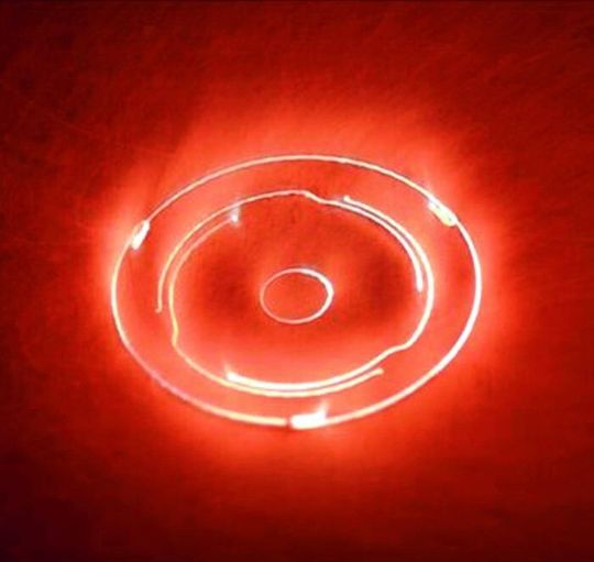 Ein sehr gutes und aktuelles Beispiel für die Zusammenarbeit mit Forschungseinrichtungen stellt die konsequente Nutzung der jüngsten Technologiesprünge in der Lasertechnologie zur Erweiterung der Machbarkeitsgrenzen in der Stanz-Biegetechnologie dar. Ein sehr gutes und aktuelles Beispiel für die Zusammenarbeit mit Forschungseinrichtungen stellt die konsequente Nutzung der jüngsten Technologiesprünge in der Lasertechnologie zur Erweiterung der Machbarkeitsgrenzen in der Stanz-Biegetechnologie dar.