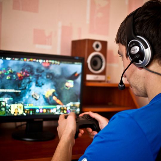 Kürzere Reaktionszeiten und schnellere Augenbewegungen zeichnen Videospieler häufig aus. Kürzere Reaktionszeiten und schnellere Augenbewegungen zeichnen Videospieler häufig aus.