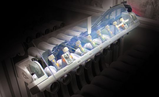 Eine Reflexlichtschranke am Ende jeder Werkstückzuführung verhindert mechanische Beschädigungen der Anlage. Eine Reflexlichtschranke am Ende jeder Werkstückzuführung verhindert mechanische Beschädigungen der Anlage.