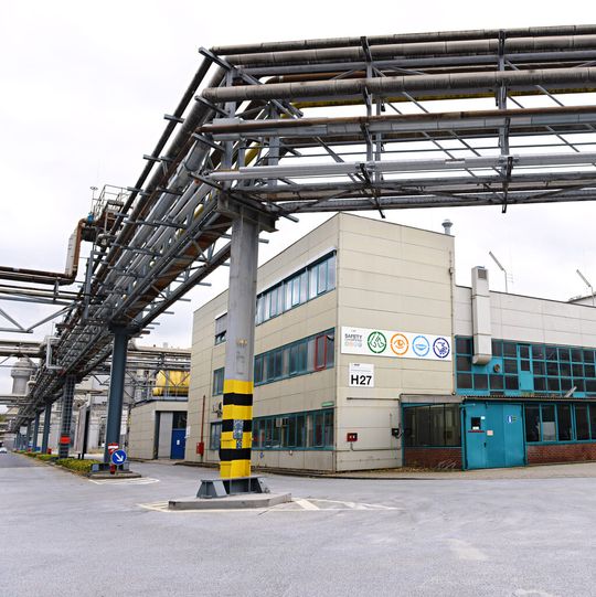 In Düsseldorf steht die größte Sulfieranlage der BASF. Hier werden Tenside z.B. für Schampoos hergestellt. In Düsseldorf steht die größte Sulfieranlage der BASF. Hier werden Tenside z.B. für Schampoos hergestellt.