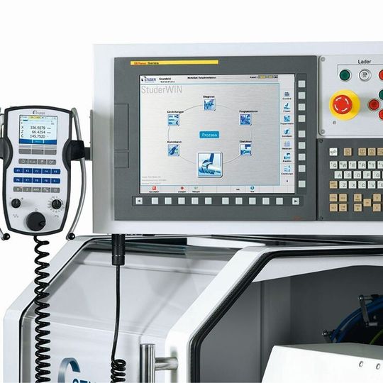 Die S33 wird mit einer CNC und integriertem PC angeboten. Dadurch wird der Einsatz der neuen Studer-WIN-Bedienoberfläche möglich. Die S33 wird mit einer CNC und integriertem PC angeboten. Dadurch wird der Einsatz der neuen Studer-WIN-Bedienoberfläche möglich.
