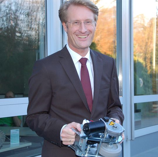 Dirk Jürgeleit präsentiert die Anfahrhilfe ,e-drive 1‘ zum Nachrüsten manueller Transportwagen und für die Entwicklung neuer Gerätegenerationen. Dirk Jürgeleit präsentiert die Anfahrhilfe ,e-drive 1‘ zum Nachrüsten manueller Transportwagen und für die Entwicklung neuer Gerätegenerationen.