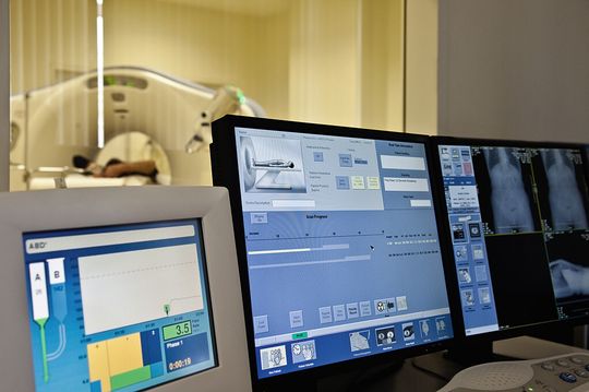 Typisches Szenario: Bildgebende Geräte sind in einem eigenen, separaten Raum aufgestellt, der Bildschirm für den Arzt befindet sich im Nachbarraum. Die Situation stellt an die Übertragung der Bilddaten besondere Herausforderungen. Typisches Szenario: Bildgebende Geräte sind in einem eigenen, separaten Raum aufgestellt, der Bildschirm für den Arzt befindet sich im Nachbarraum. Die Situation stellt an die Übertragung der Bilddaten besondere Herausforderungen.