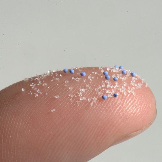Winzige Teilchen – große Probleme: Mittlerweile finden sich in allen Meeren weltweit Mikroplastikteilchen. Winzige Teilchen – große Probleme: Mittlerweile finden sich in allen Meeren weltweit Mikroplastikteilchen.