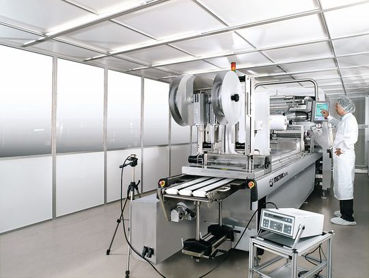 Der Reinraum von Multivac: Messgeräte bestimmen hier die Reinraumtauglichkeit von Verpackungsmaschinen, indem sie die Partikelemission ermitteln. Der Reinraum von Multivac: Messgeräte bestimmen hier die Reinraumtauglichkeit von Verpackungsmaschinen, indem sie die Partikelemission ermitteln.