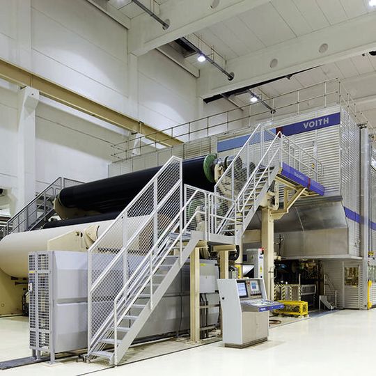 Die Absatzprobleme bei den Papiermaschinen zeigen: der digitale Wandel ist real. Voith reagiert mit einer neuen Unternehmensausrichtung (im Bild: Die Papiermaschine Dunaujvaros PM 7). Die Absatzprobleme bei den Papiermaschinen zeigen: der digitale Wandel ist real. Voith reagiert mit einer neuen Unternehmensausrichtung (im Bild: Die Papiermaschine Dunaujvaros PM 7).