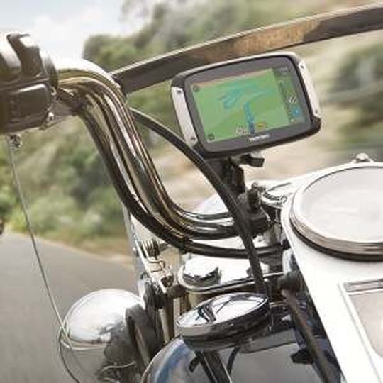 Die ersten Modelle des TomTom Rider werden voraussichtlich Ende März 2015 im Handel erhältlich sein. Die ersten Modelle des TomTom Rider werden voraussichtlich Ende März 2015 im Handel erhältlich sein.