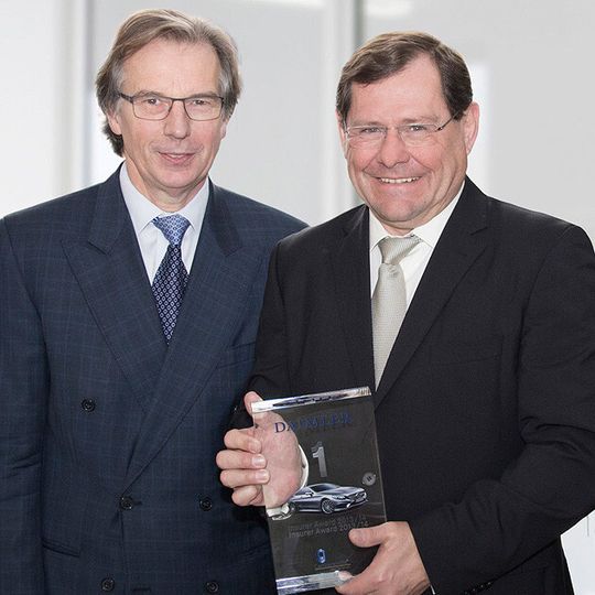 Axel Berger (li.), Vorstandschef der Car Garantie, übernimmt den Preis „Versicherer des Jahres“ von Klaus Entenmann, Vorstandschef von Daimler Financial Services. Axel Berger (li.), Vorstandschef der Car Garantie, übernimmt den Preis „Versicherer des Jahres“ von Klaus Entenmann, Vorstandschef von Daimler Financial Services.