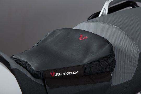 Nicht nur für Langstrecken geeignet: Das SW-Motech-Sitzkissen soll auch auf kleinen Distanzen Komfort bieten. Nicht nur für Langstrecken geeignet: Das SW-Motech-Sitzkissen soll auch auf kleinen Distanzen Komfort bieten.