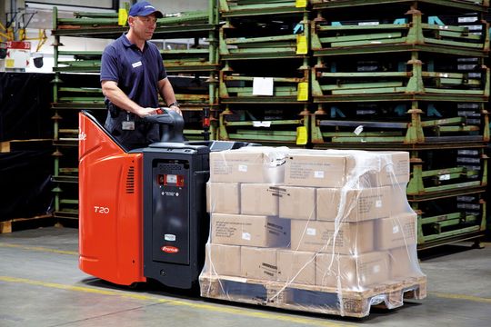 Zehn Linde-Niederhubwagen, die anstatt Bleisäurebatterie mit einem Brennstoffzellen-Hybridsystem ausgerüstet sind, beweisen sich seit kurzem bei DB Schenker. Zehn Linde-Niederhubwagen, die anstatt Bleisäurebatterie mit einem Brennstoffzellen-Hybridsystem ausgerüstet sind, beweisen sich seit kurzem bei DB Schenker.
