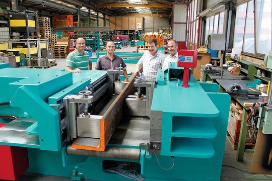 Mit der neuen Richtmaschine der Stierli-Bieger AG werden grosse Winkelprofile vermessen, protokolliert und bei einer Abweichung über den unternehmenseigenen Qualitätsanspruch auch gerichtet. V.l.n.r.: Oliver Meyer (CEO von OM Datacom), Claudio Müller (Technischer Leiter bei der Stierli-Bieger AG), Manfred Vonau (Fertigungsleiter bei AGO Stahlbau) und Thomas Stierli (CEO der Stierli-Bieger AG). Mit der neuen Richtmaschine der Stierli-Bieger AG werden grosse Winkelprofile vermessen, protokolliert und bei einer Abweichung über den unternehmenseigenen Qualitätsanspruch auch gerichtet. V.l.n.r.: Oliver Meyer (CEO von OM Datacom), Claudio Müller (Technischer Leiter bei der Stierli-Bieger AG), Manfred Vonau (Fertigungsleiter bei AGO Stahlbau) und Thomas Stierli (CEO der Stierli-Bieger AG).