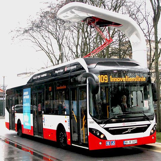Bei der Hamburger Hochbahn AG wird der neue Elektro-Hybridbus von Volvo seit Dezember 2014 im regulären Linienbetrieb auf der Innovationslinie 109 eingesetzt. Das Foto zeigt den Ladeprozess an einer der insgesamt vier Ladestationen von Siemens. Bei der Hamburger Hochbahn AG wird der neue Elektro-Hybridbus von Volvo seit Dezember 2014 im regulären Linienbetrieb auf der Innovationslinie 109 eingesetzt. Das Foto zeigt den Ladeprozess an einer der insgesamt vier Ladestationen von Siemens.