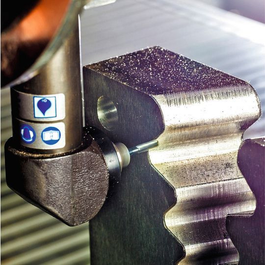 Bild 1: Eine hochgenaue Kantenverrundung mittels eines Robotersystems vereinfacht an komplexen Turbinenbauteilen die nötigen Nacharbeiten. Bild 1: Eine hochgenaue Kantenverrundung mittels eines Robotersystems vereinfacht an komplexen Turbinenbauteilen die nötigen Nacharbeiten.