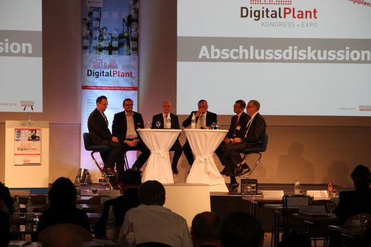 Auch in diesem Jahr wird die Podiumsdiskussion den Abschluss des ersten Tages bilden. Hier die Diskussionsrunde des 4. Digital Plant Kongresses moderiert von Prof. Dr. Leon Urbas, TU Dresden. Auch in diesem Jahr wird die Podiumsdiskussion den Abschluss des ersten Tages bilden. Hier die Diskussionsrunde des 4. Digital Plant Kongresses moderiert von Prof. Dr. Leon Urbas, TU Dresden.