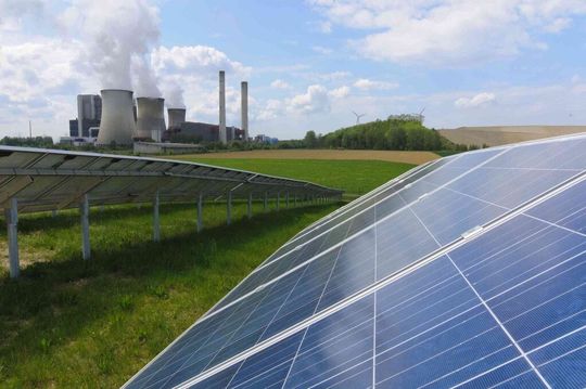 TÜV Rheinland unterstützt bei der Überarbeitung des Umweltmanagements mit Hintergrund-Informationen und Empfehlungen. Revision voraussichtlich ab Juli 2015 in Kraft TÜV Rheinland unterstützt bei der Überarbeitung des Umweltmanagements mit Hintergrund-Informationen und Empfehlungen. Revision voraussichtlich ab Juli 2015 in Kraft