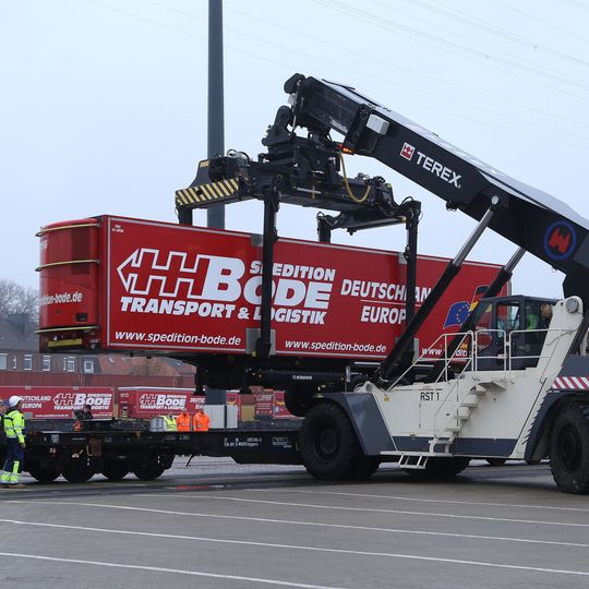 Der „alte Schwede“ ist ein Kombi-Shuttle für Konsumgüter und Lebensmittel von Lübeck nach Dänemark und weiter nach Schweden. Der „alte Schwede“ ist ein Kombi-Shuttle für Konsumgüter und Lebensmittel von Lübeck nach Dänemark und weiter nach Schweden.