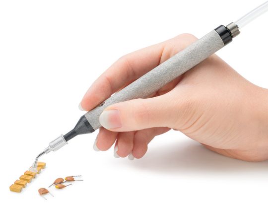 Der Anwender kann mit dem Zeigefinger die Intensität der Saugluft steuern und so bequem kleinste Schrauben, Kugeln, Federn oder Scheiben aufnehmen und absetzen. Der Anwender kann mit dem Zeigefinger die Intensität der Saugluft steuern und so bequem kleinste Schrauben, Kugeln, Federn oder Scheiben aufnehmen und absetzen.