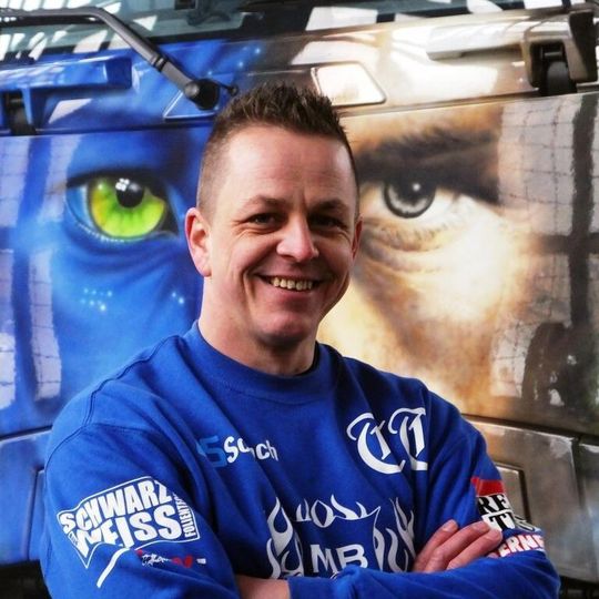 Ein Mann und seine Idee – Firmeninhaber Sven Punke vor seinem Renault Truck T Avatar. Ein Mann und seine Idee – Firmeninhaber Sven Punke vor seinem Renault Truck T Avatar.