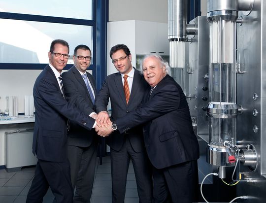 Management von Romaco Innojet: Carsten Strenger, Christian Ott, Paulo Alexandre, Dr. h.c. Herbert Hüttlin (v. l. n. r.) Management von Romaco Innojet: Carsten Strenger, Christian Ott, Paulo Alexandre, Dr. h.c. Herbert Hüttlin (v. l. n. r.)