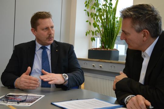 Volker Dannath, Geschäftsführer von Subaru Deutschland (l.), erläuterte »kfz-betrieb«-Chefredakteur Wolfgang Michel bei einem Redaktionsbesuch, wo er 2015 Chancen für die japanische Allradmarke sieht.