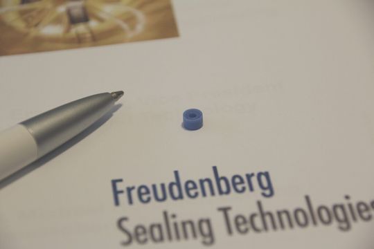 Mikro-Simmerring für Wellenquerschnitte von weniger als 3 mm Durchmesser Mikro-Simmerring für Wellenquerschnitte von weniger als 3 mm Durchmesser