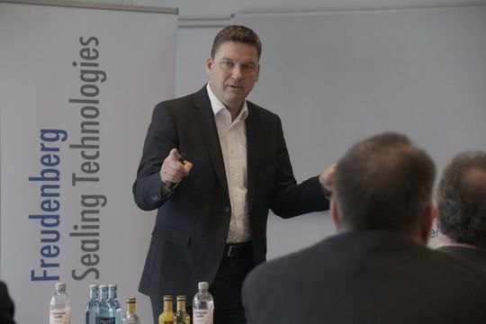 „Allein in Deutschland ließen sich bei den rund 45 Mio. Fahrzeugen 146 Mio. Liter Benzin sparen“, sagt Claus Möhlenkamp, Vorsitzender der Geschäftsleitung Freudenberg Sealing Technologies.