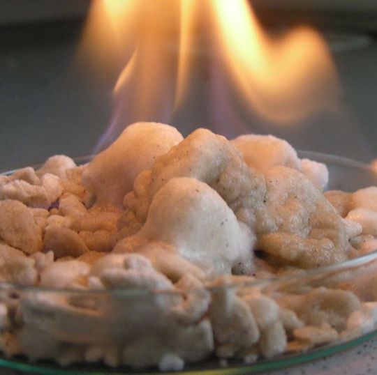 Gashydrate sind eisähnliche, nicht-stöchiometrische Einschlussverbindungen aus Wasserkäfigen und darin enthaltenen Gasmolekülen. Gashydrate sind eisähnliche, nicht-stöchiometrische Einschlussverbindungen aus Wasserkäfigen und darin enthaltenen Gasmolekülen.