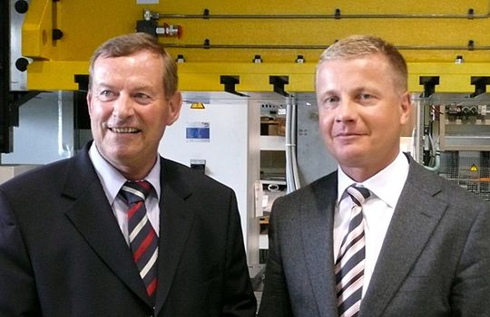 Sie wollen Beutler Nova weiter entwickeln: Hans Schärli (li), Geschäftsführer der kleinen schweizerischen Tochter der künftigen Schuler-Weingarten AG und Dr. Markus Ernst, ein Schulergewächs, Vorstandsmitglied und künftig für das Segment Standardpressen verantwortlich. Bild: Kuhn Sie wollen Beutler Nova weiter entwickeln: Hans Schärli (li), Geschäftsführer der kleinen schweizerischen Tochter der künftigen Schuler-Weingarten AG und Dr. Markus Ernst, ein Schulergewächs, Vorstandsmitglied und künftig für das Segment Standardpressen verantwortlich. Bild: Kuhn