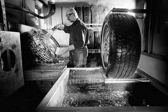 Fett, Teer und Bremsstaub – gerade bei Vielspeichenfelgen bleibt manuelle Nacharbeit in den Ecken erforderlich. Fett, Teer und Bremsstaub – gerade bei Vielspeichenfelgen bleibt manuelle Nacharbeit in den Ecken erforderlich.