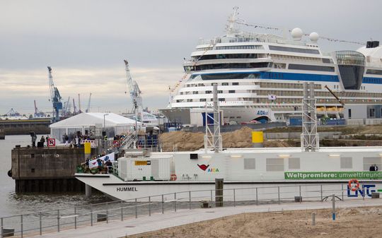 La barge LNG Hybrid « Hummel » va assurer l’alimentation électrique des paquebots de croisière. La barge LNG Hybrid « Hummel » va assurer l’alimentation électrique des paquebots de croisière.