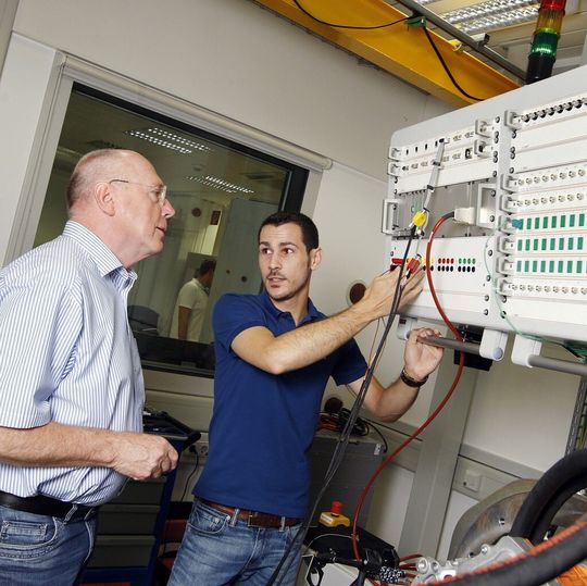 Die Bosch-Senior-Experten geben ihr Wissen an jüngere Mitarbeiter weiter und helfen zudem bei komplizierten Projekten - und das weltweit. Die Bosch-Senior-Experten geben ihr Wissen an jüngere Mitarbeiter weiter und helfen zudem bei komplizierten Projekten - und das weltweit.