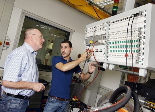 Die Bosch-Senior-Experten geben ihr Wissen an jüngere Mitarbeiter weiter und helfen zudem bei komplizierten Projekten - und das weltweit. Die Bosch-Senior-Experten geben ihr Wissen an jüngere Mitarbeiter weiter und helfen zudem bei komplizierten Projekten - und das weltweit.