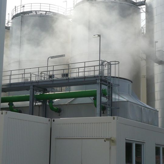 Ein typisches Verdunstungs-Rückkühlwerk der Industrie Ein typisches Verdunstungs-Rückkühlwerk der Industrie