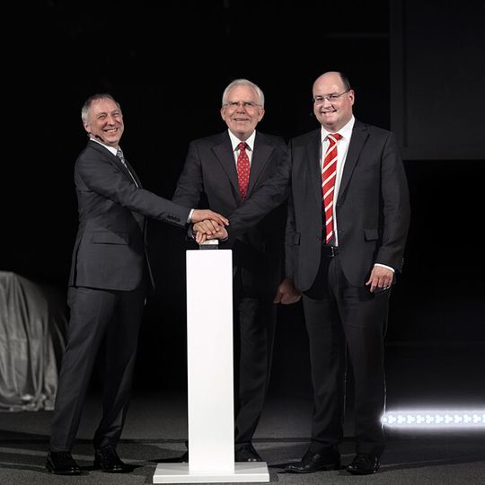 Prof. Dr. Ulrich Hackenberg (Mitte), Vorstand für Technische Entwicklung der Audi AG, Ricky Hudi (rechts), Leiter Entwicklung Elektrik/Elektronik bei Audi und Dr. Wolfgang Huhn (links), Leiter der Entwicklungs-Abteilung Licht/Sicht bei Audi, geben den Start frei für den größten befahrbaren Lichtkanal Europas. Prof. Dr. Ulrich Hackenberg (Mitte), Vorstand für Technische Entwicklung der Audi AG, Ricky Hudi (rechts), Leiter Entwicklung Elektrik/Elektronik bei Audi und Dr. Wolfgang Huhn (links), Leiter der Entwicklungs-Abteilung Licht/Sicht bei Audi, geben den Start frei für den größten befahrbaren Lichtkanal Europas.