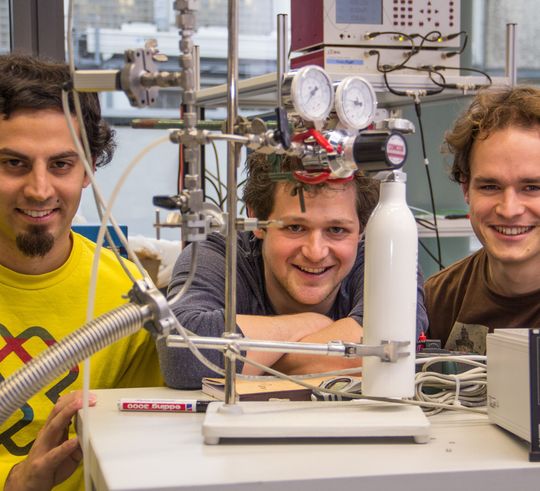 Ihre Forschungsergebnisse ermöglichen die effizientere Hochtemperatur-Elektrolyse: Christoph Rameshan, Alexander Opitz und Andreas Nenning (v.l.n.r.) (Ausschnitt) Ihre Forschungsergebnisse ermöglichen die effizientere Hochtemperatur-Elektrolyse: Christoph Rameshan, Alexander Opitz und Andreas Nenning (v.l.n.r.) (Ausschnitt)