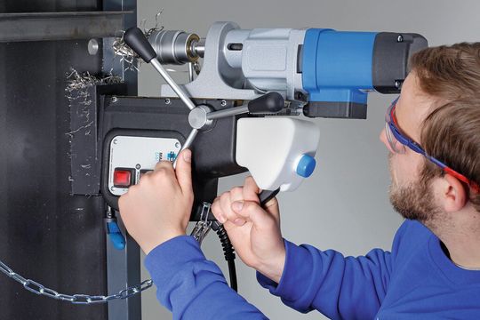 Leichter und handlicher sind die neuen Magnet-Kernbohrmaschinen von BDS. Leichter und handlicher sind die neuen Magnet-Kernbohrmaschinen von BDS.