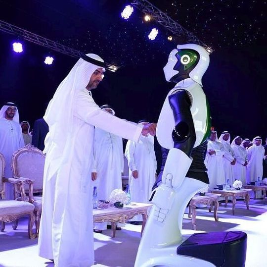 Der Prinz und der Roboter: Sheikh Hamed Bin Zayed Al Nahyan wird bei der Auftaktveranstaltung zur MBZIRC von einem Roboter begrüßt. Der Prinz und der Roboter: Sheikh Hamed Bin Zayed Al Nahyan wird bei der Auftaktveranstaltung zur MBZIRC von einem Roboter begrüßt.