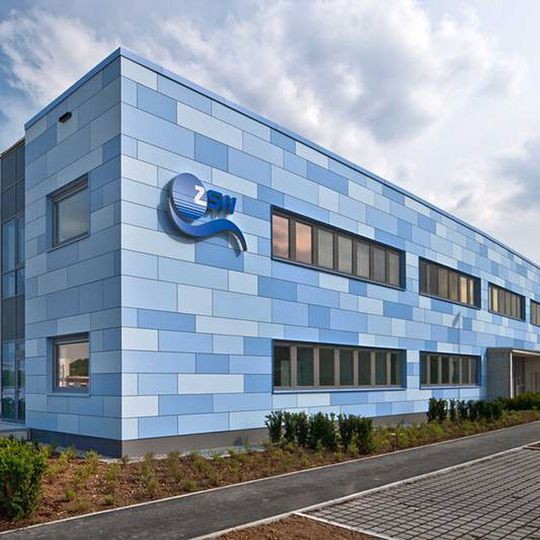 Das ZSW hat auf einer im Dezember fertig gestellten Forschungsproduktionslinie als Erster hierzulande seriennah Lithium-Ionen-Zellen für Plug-in-Hybridautos produziert. Das ZSW hat auf einer im Dezember fertig gestellten Forschungsproduktionslinie als Erster hierzulande seriennah Lithium-Ionen-Zellen für Plug-in-Hybridautos produziert.