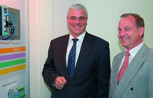 Andreas Otto (links) und Wolfgang Schumacher, Geschäftsführer der Kuhnke Automation GmbH & Co. KG Andreas Otto (links) und Wolfgang Schumacher, Geschäftsführer der Kuhnke Automation GmbH & Co. KG