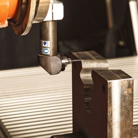 Bild 1: Roboter während der Bearbeitung eines Versuchswerkstücks. Es erfolgt eine Anpassung der Roboterbewegung an die genaue Lage des Bauteils. Bild 1: Roboter während der Bearbeitung eines Versuchswerkstücks. Es erfolgt eine Anpassung der Roboterbewegung an die genaue Lage des Bauteils.