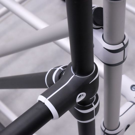 Trilogiq stellt sein neues Rohrklemmsystem Graphit vor. Trilogiq stellt sein neues Rohrklemmsystem Graphit vor.