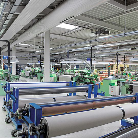 Bild 1: Fast alle Maschinen und Anlagen in der Metallgewebeproduktion von GKD benötigen Druckluft als Energie- oder Transportmedium. Bild 1: Fast alle Maschinen und Anlagen in der Metallgewebeproduktion von GKD benötigen Druckluft als Energie- oder Transportmedium.