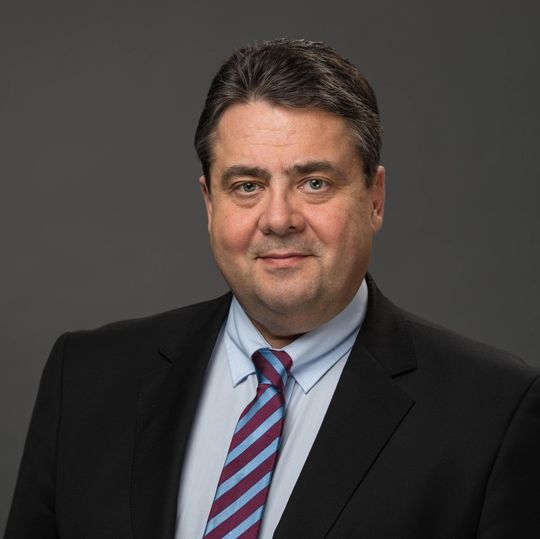 Bundeswirtschaftsminister Sigmar Gabriel: „Deutschland wird auch weiter der Ausrüster der Industrien in aller Welt bleiben.“ Bundeswirtschaftsminister Sigmar Gabriel: „Deutschland wird auch weiter der Ausrüster der Industrien in aller Welt bleiben.“