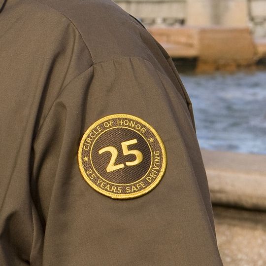 Aktuell dürfen sich 7878 UPS-Fahrerinnen und -Fahrer dieses Emblem für 25 Jahre (oder mehr) unfallfreies Fahren an den Ärmel heften. Aktuell dürfen sich 7878 UPS-Fahrerinnen und -Fahrer dieses Emblem für 25 Jahre (oder mehr) unfallfreies Fahren an den Ärmel heften.