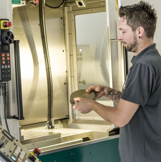 Am neuen Produktionsstandort in Balingen können Kunden ihre Werkzeuge direkt unter Praxisbedingungen testen. Am neuen Produktionsstandort in Balingen können Kunden ihre Werkzeuge direkt unter Praxisbedingungen testen.